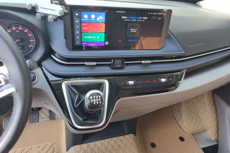 Used SAIC MAXUS V70 Xintu 2023 2.0T Diesel Manual Elite Edition 5/6 Seats 93 kW Audio And AC Panel