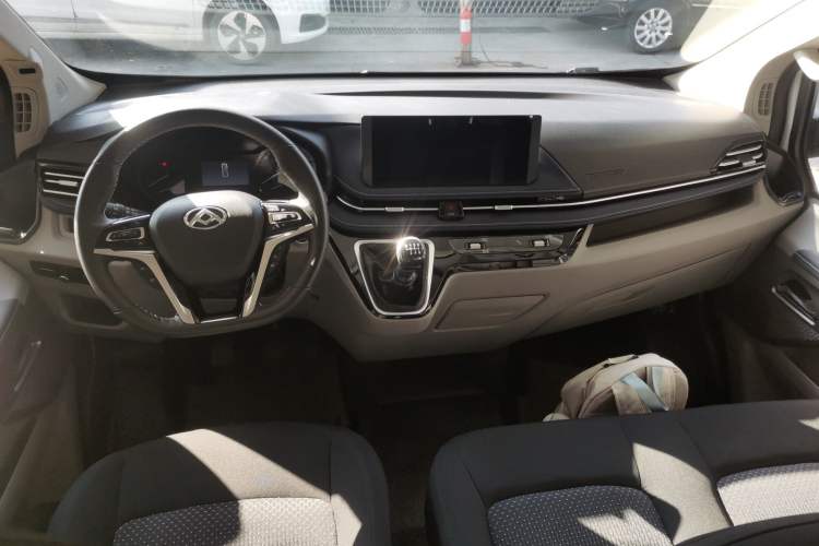 Used SAIC MAXUS V70 Xintu 2023 2.0T Diesel Manual Elite Edition 5/6 Seats 93 kW Center Console