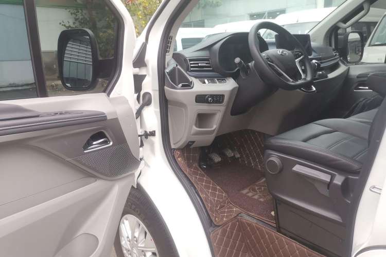 Used SAIC MAXUS V70 Xintu 2023 2.0T Diesel Manual Elite Edition 5/6 Seats 93 kW Driver Seat