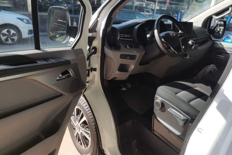 Used SAIC MAXUS V70 Xintu 2023 2.0T Diesel Manual Elite Edition 5/6 Seats 93 kW Driver Seat