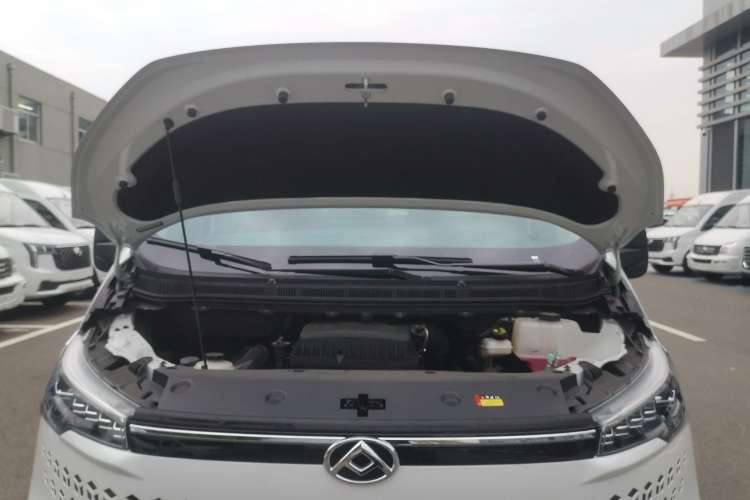 Used SAIC MAXUS V70 Xintu 2023 2.0T Diesel Manual Elite Edition 5/6 Seats 93 kW Engine Bay