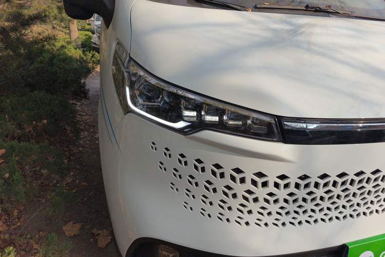 Used SAIC MAXUS V70 Xintu 2023 2.0T Diesel Manual Elite Edition 5/6 Seats 93 kW Exterior 6