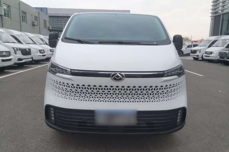 Used SAIC MAXUS V70 Xintu 2023 2.0T Diesel Manual Elite Edition 5/6 Seats 93 kW Front