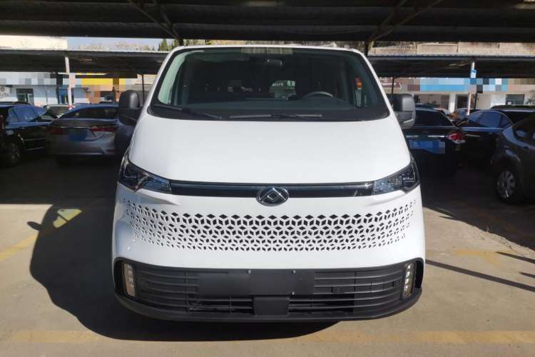 Used SAIC MAXUS V70 Xintu 2023 2.0T Diesel Manual Elite Edition 5/6 Seats 93 kW Front