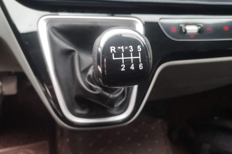 Used SAIC MAXUS V70 Xintu 2023 2.0T Diesel Manual Elite Edition 5/6 Seats 93 kW Gear Lever