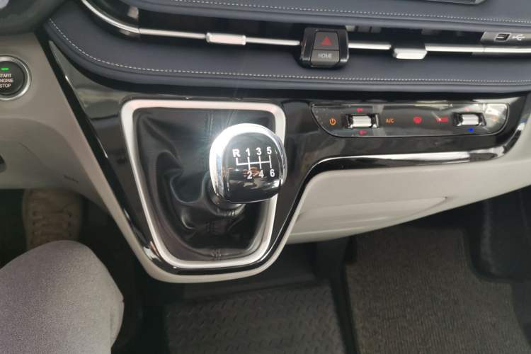 Used SAIC MAXUS V70 Xintu 2023 2.0T Diesel Manual Elite Edition 5/6 Seats 93 kW Gear Lever