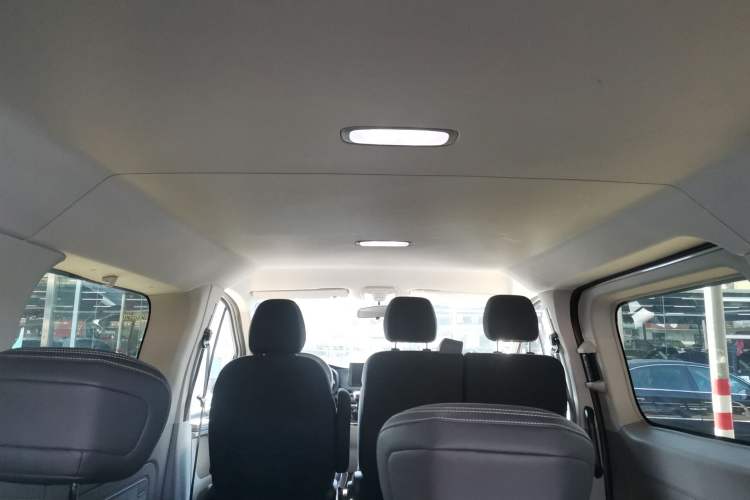 Used SAIC MAXUS V70 Xintu 2023 2.0T Diesel Manual Elite Edition 5/6 Seats 93 kW Headliner