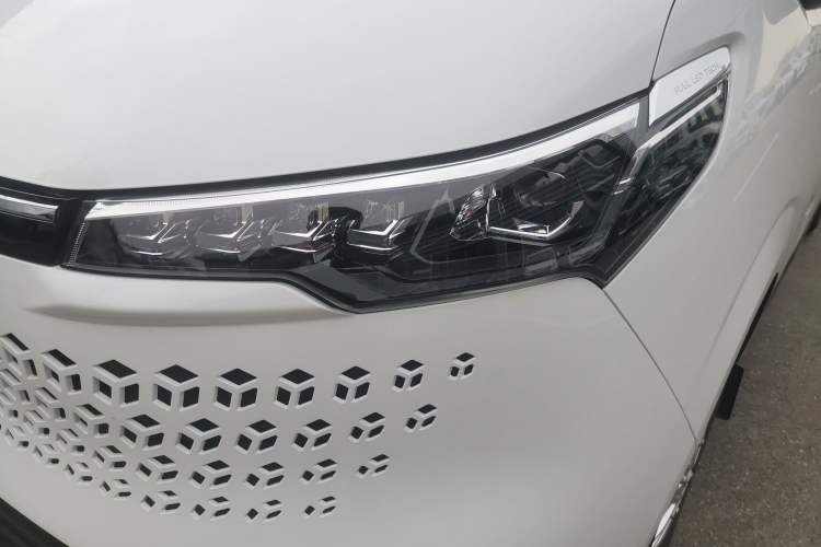 Used SAIC MAXUS V70 Xintu 2023 2.0T Diesel Manual Elite Edition 5/6 Seats 93 kW Left Front Headlight