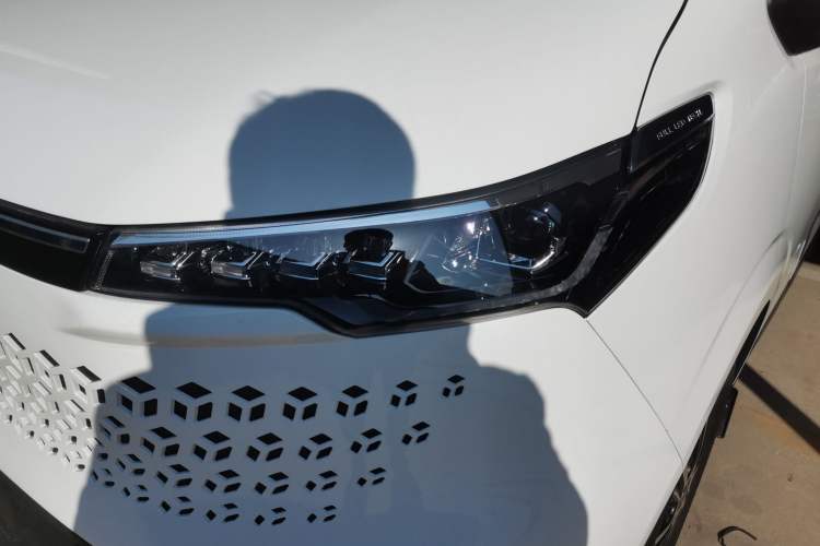 Used SAIC MAXUS V70 Xintu 2023 2.0T Diesel Manual Elite Edition 5/6 Seats 93 kW Left Front Headlight