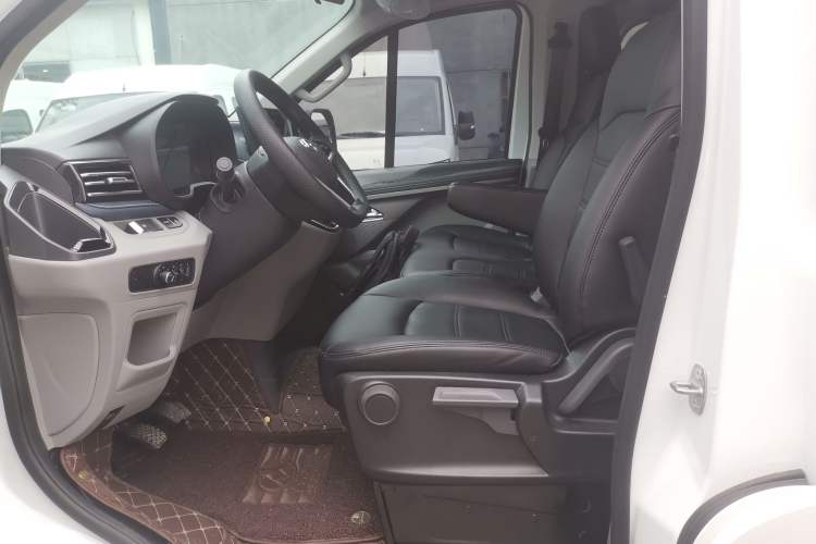 Used SAIC MAXUS V70 Xintu 2023 2.0T Diesel Manual Elite Edition 5/6 Seats 93 kW Left Front Seat