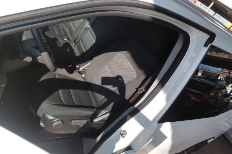 Used SAIC MAXUS V70 Xintu 2023 2.0T Diesel Manual Elite Edition 5/6 Seats 93 kW Left Front Seat
