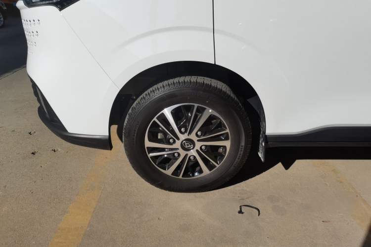 Used SAIC MAXUS V70 Xintu 2023 2.0T Diesel Manual Elite Edition 5/6 Seats 93 kW Left Front Wheel Hub