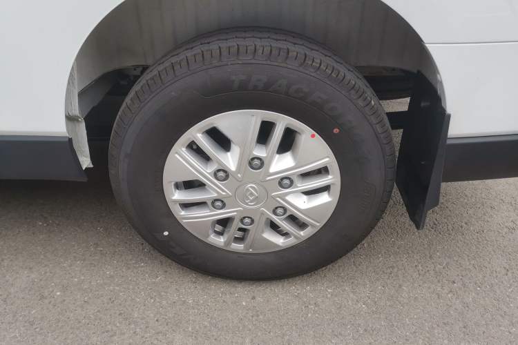 Used SAIC MAXUS V70 Xintu 2023 2.0T Diesel Manual Elite Edition 5/6 Seats 93 kW Left Rear Wheel Hub