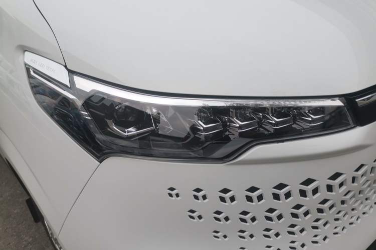 Used SAIC MAXUS V70 Xintu 2023 2.0T Diesel Manual Elite Edition 5/6 Seats 93 kW Right Front Headlight