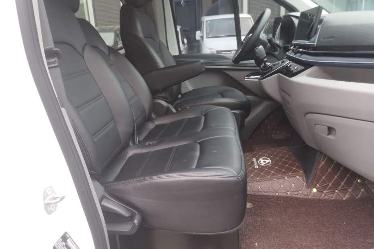 Used SAIC MAXUS V70 Xintu 2023 2.0T Diesel Manual Elite Edition 5/6 Seats 93 kW Right Front Seat