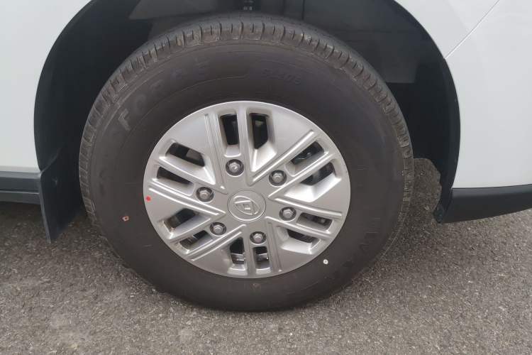 Used SAIC MAXUS V70 Xintu 2023 2.0T Diesel Manual Elite Edition 5/6 Seats 93 kW Right Front Wheel Hub