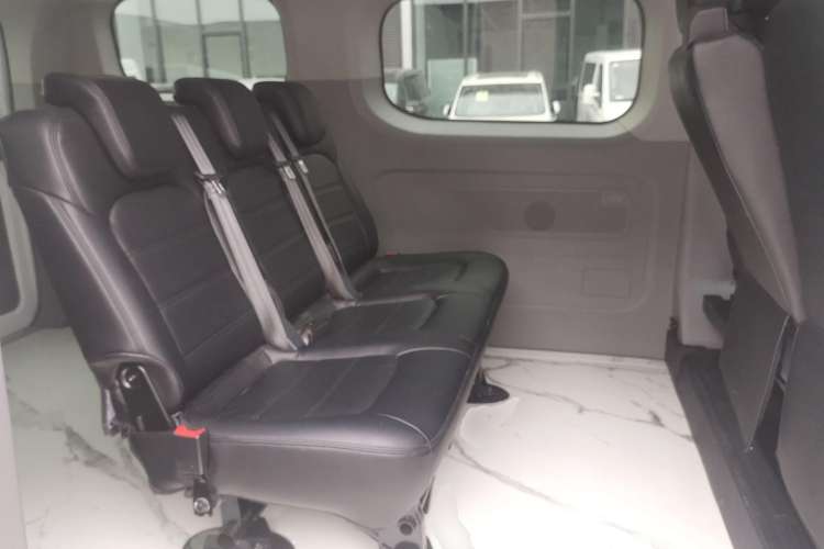 Used SAIC MAXUS V70 Xintu 2023 2.0T Diesel Manual Elite Edition 5/6 Seats 93 kW Right Rear Seat