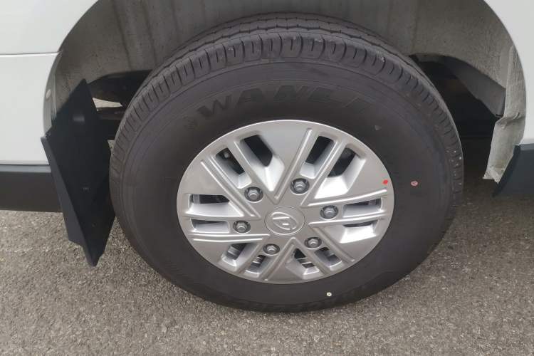 Used SAIC MAXUS V70 Xintu 2023 2.0T Diesel Manual Elite Edition 5/6 Seats 93 kW Right Rear Wheel Hub