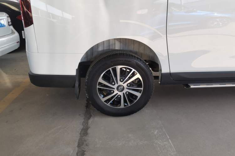 Used SAIC MAXUS V70 Xintu 2023 2.0T Diesel Manual Elite Edition 5/6 Seats 93 kW Right Rear Wheel Hub