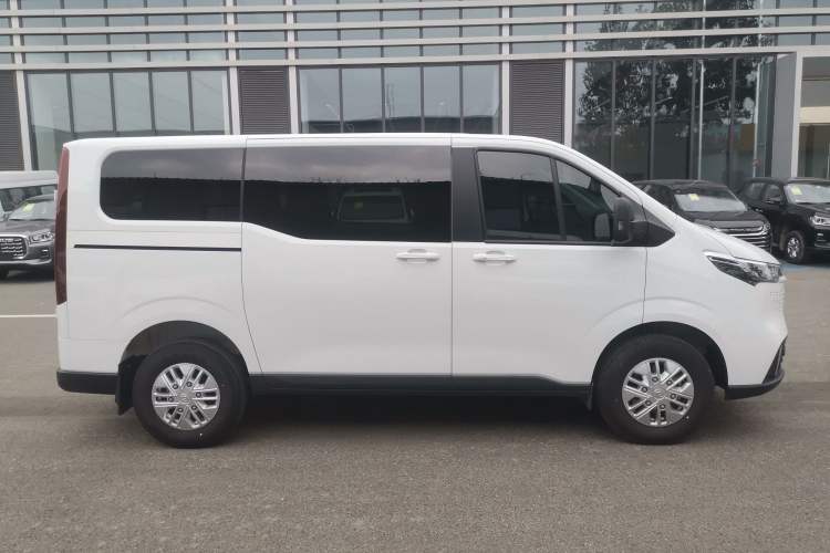 Used SAIC MAXUS V70 Xintu 2023 2.0T Diesel Manual Elite Edition 5/6 Seats 93 kW Right Side