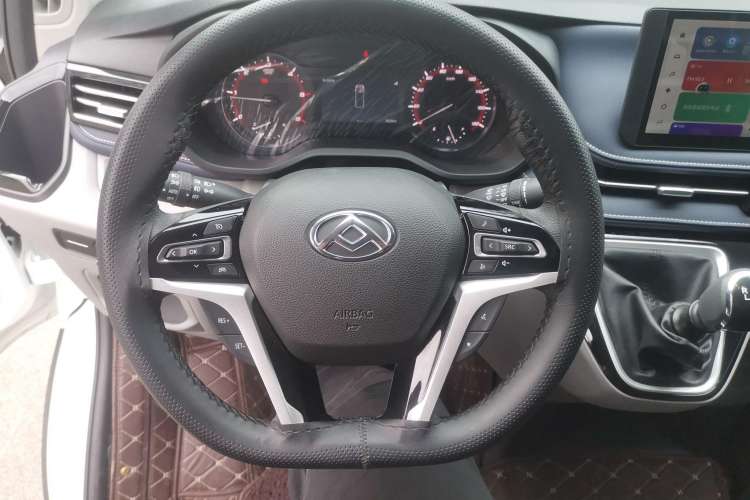 Used SAIC MAXUS V70 Xintu 2023 2.0T Diesel Manual Elite Edition 5/6 Seats 93 kW Steering Wheel