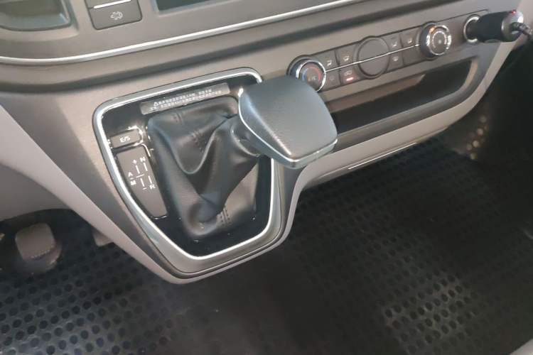 Used SAIC MAXUS V80 RV 2022 2.0T Traveler RVLIFE Camping Edition Gear Lever