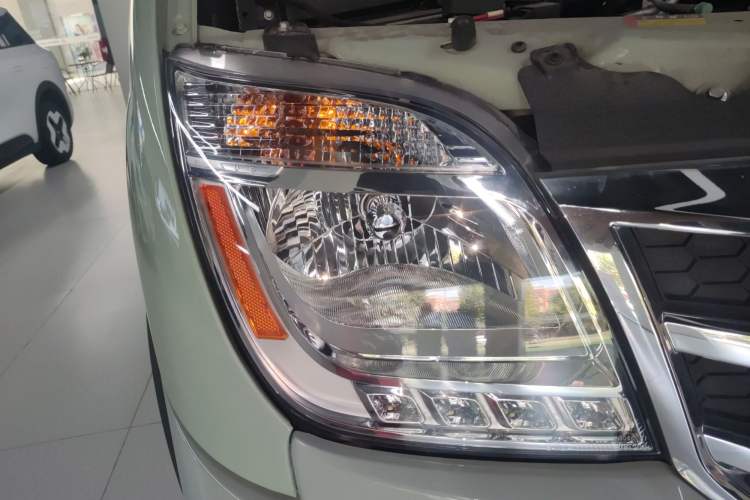 Used SAIC MAXUS V80 RV 2022 2.0T Traveler RVLIFE Camping Edition Right Front Headlight