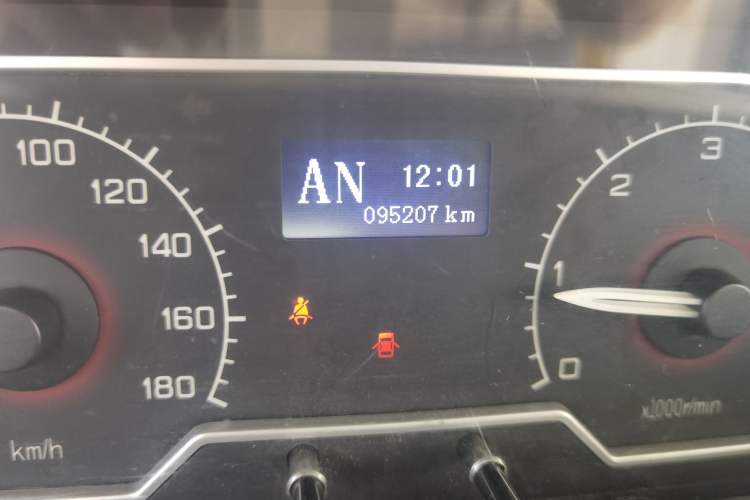 Used SAIC MAXUS V80 RV  Odometer Close Up