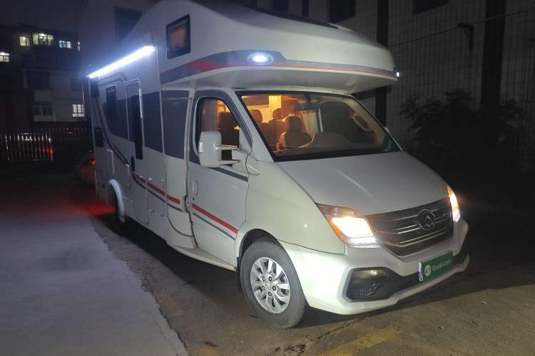 Used SAIC MAXUS V80 RV  Front Right 45 Deg