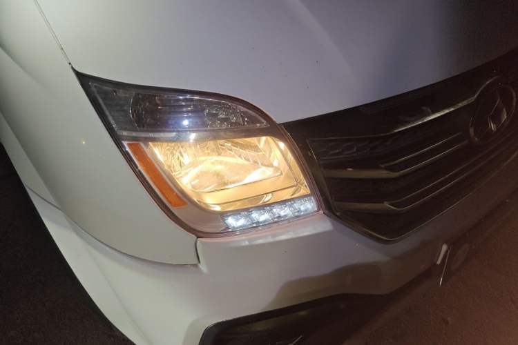 Used SAIC MAXUS V80 RV  Right Front Headlight