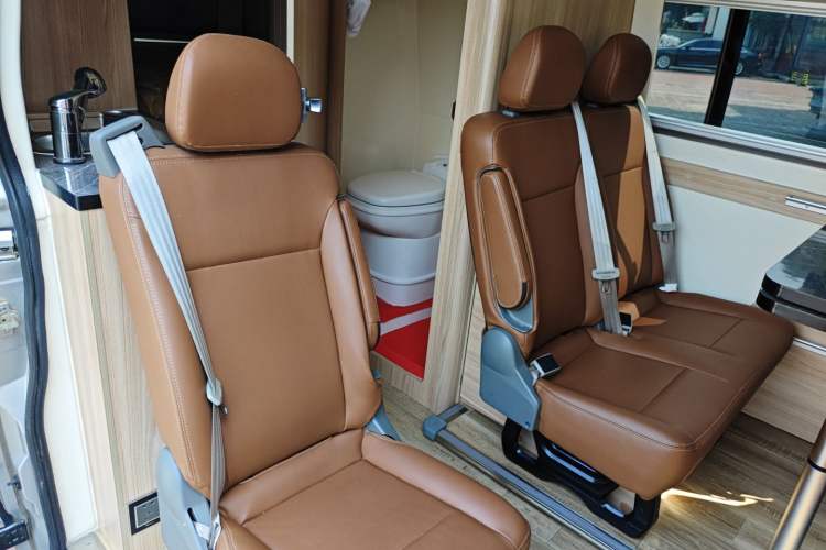 Used SAIC MAXUS V80 RV 2019 RV80 Class B RV with Long Wheelbase Left Rear Seat