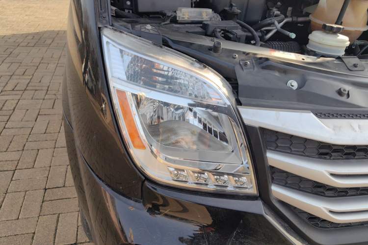 Used SAIC MAXUS V80 RV 2021 2.0T Traveler V80 Self-Propelled Class B RV Comfort Edition with a Horizontal Bed Right Front Headlight