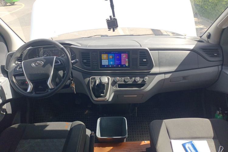 Used SAIC MAXUS V80 RV 2021 2.0T Lifehome V80 RV with a Transverse Bed Center Console