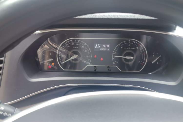 Used SAIC MAXUS V80 RV 2021 2.0T Traveler V80 Self-Propelled Class B RV Comfort Edition with a Horizontal Bed Instrument Cluster