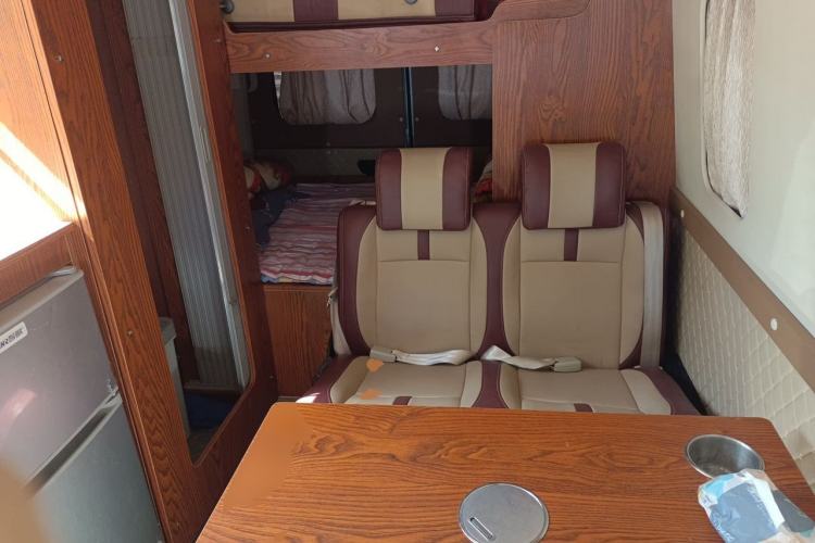 Used SAIC MAXUS V80 RV 2021 2.0T Lifehome V80 RV with a Transverse Bed Left Rear Seat