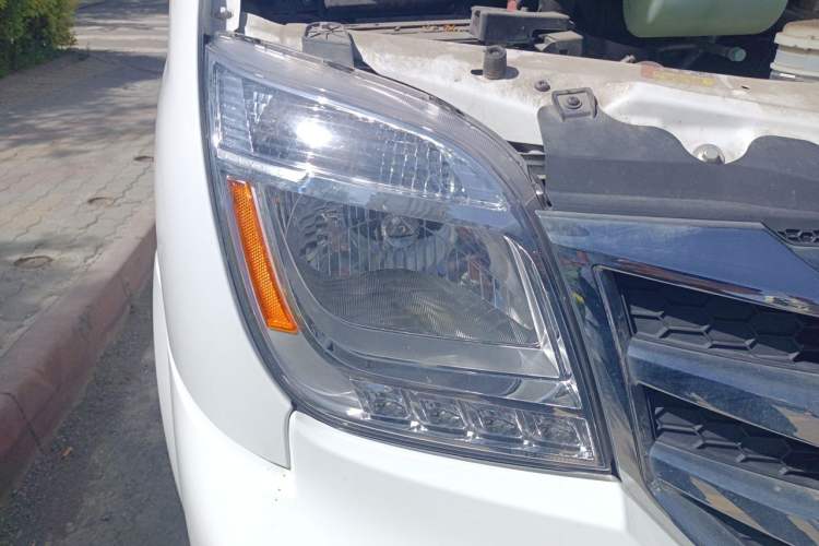 Used SAIC MAXUS V80 RV 2021 2.0T Lifehome V80 RV with a Transverse Bed Right Front Headlight