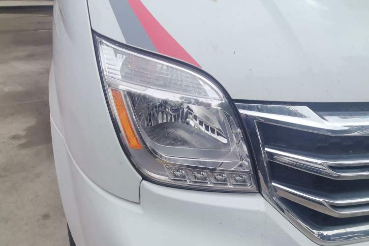 Used SAIC MAXUS V80 RV 2021 2.0T Traveler V80 Self-Propelled Class B RV Comfort Edition with a Horizontal Bed Right Front Headlight