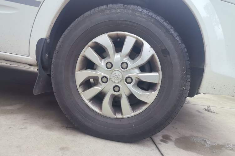 Used SAIC MAXUS V80 RV 2021 2.0T Traveler V80 Self-Propelled Class B RV Comfort Edition with a Horizontal Bed Right Front Wheel Hub