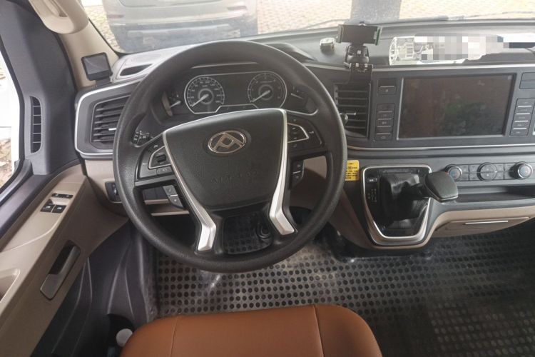 Used SAIC MAXUS V80 RV 2021 2.0T Lifehome V80 RV with a Transverse Bed Steering Wheel