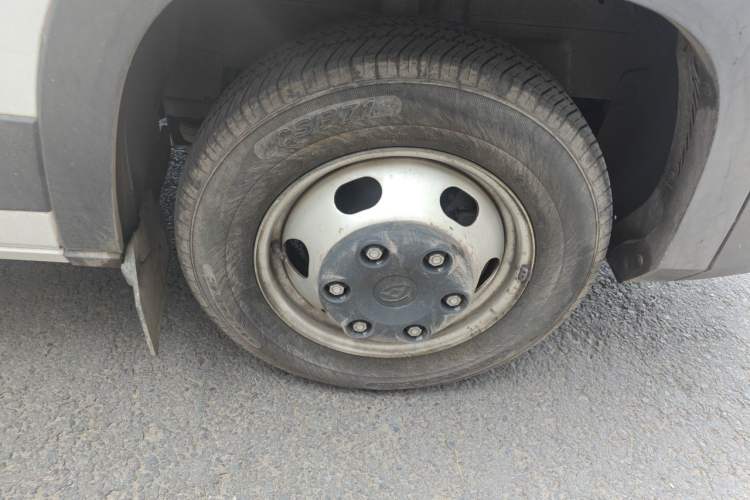 Used SAIC MAXUS V90 RV  Right Front Wheel Hub