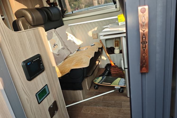 Used SAIC MAXUS V90 RV 2021 2.0T Travel Master V90 Self-Propelled Class B RV Deluxe Edition with a Horizontal Bed Left Rear Seat