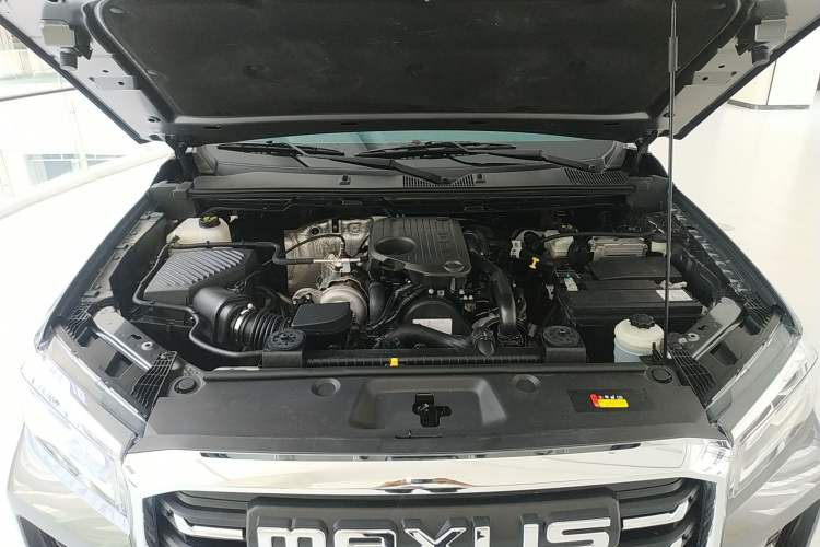 Used SAIC MAXUS Xingji 2023 Starry L 2.0T Diesel Manual 4x4 Elite Edition Long Bed Engine Bay
