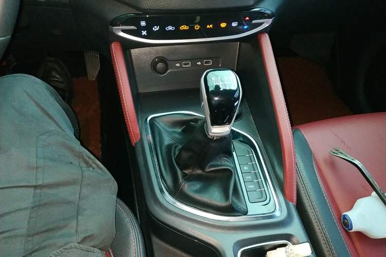 Used SAIC MAXUS Xingji 2023 Starry L 2.0T Diesel Manual 4x4 Elite Edition Long Bed Gear Lever
