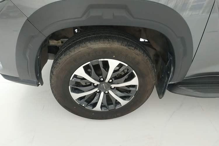 Used SAIC MAXUS Xingji 2023 Starry L 2.0T Diesel Manual 4x4 Elite Edition Long Bed Left Front Wheel Hub