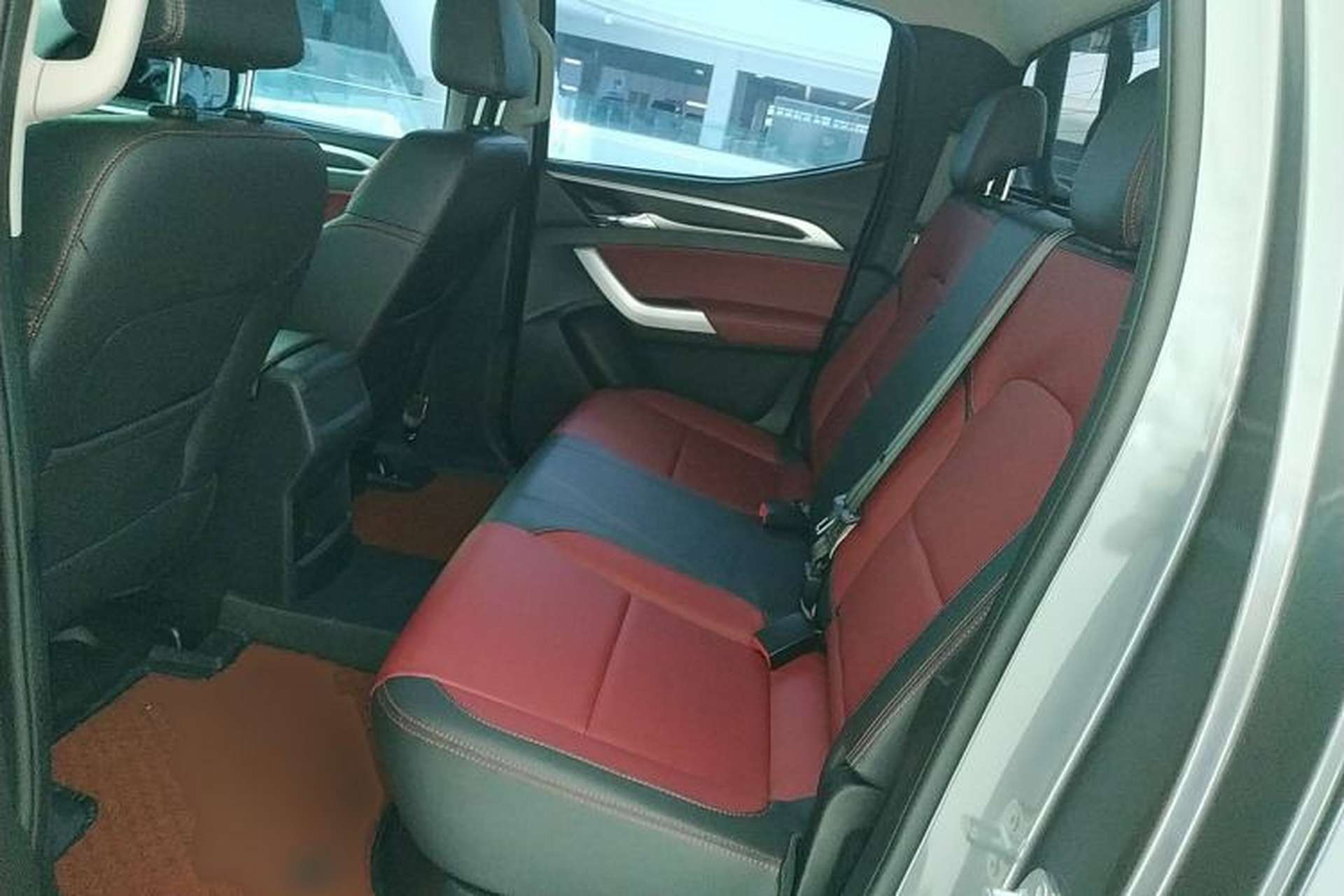Used SAIC MAXUS Xingji 2023 Starry L 2.0T Diesel Manual 4x4 Elite Edition Long Bed Left Rear Seat