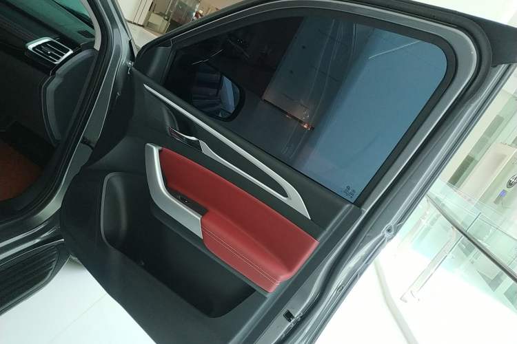 Used SAIC MAXUS Xingji 2023 Starry L 2.0T Diesel Manual 4x4 Elite Edition Long Bed Right Front Door Interior