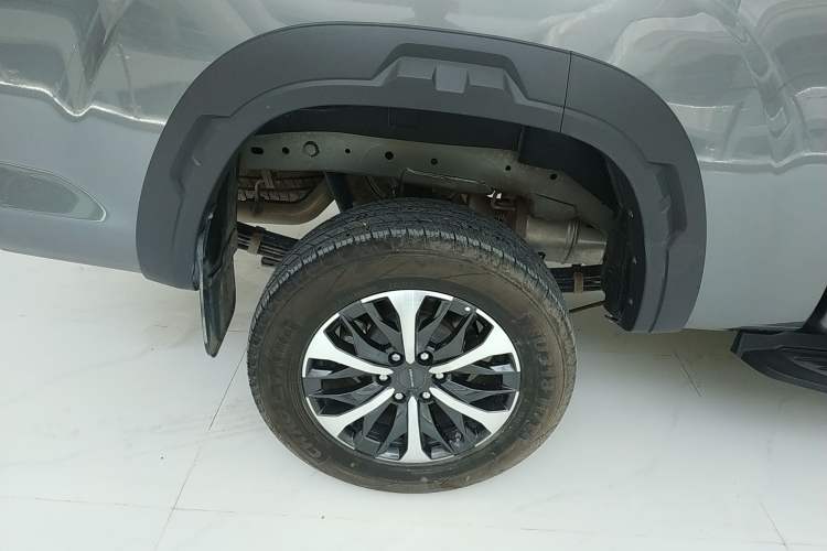 Used SAIC MAXUS Xingji 2023 Starry L 2.0T Diesel Manual 4x4 Elite Edition Long Bed Right Rear Wheel Hub