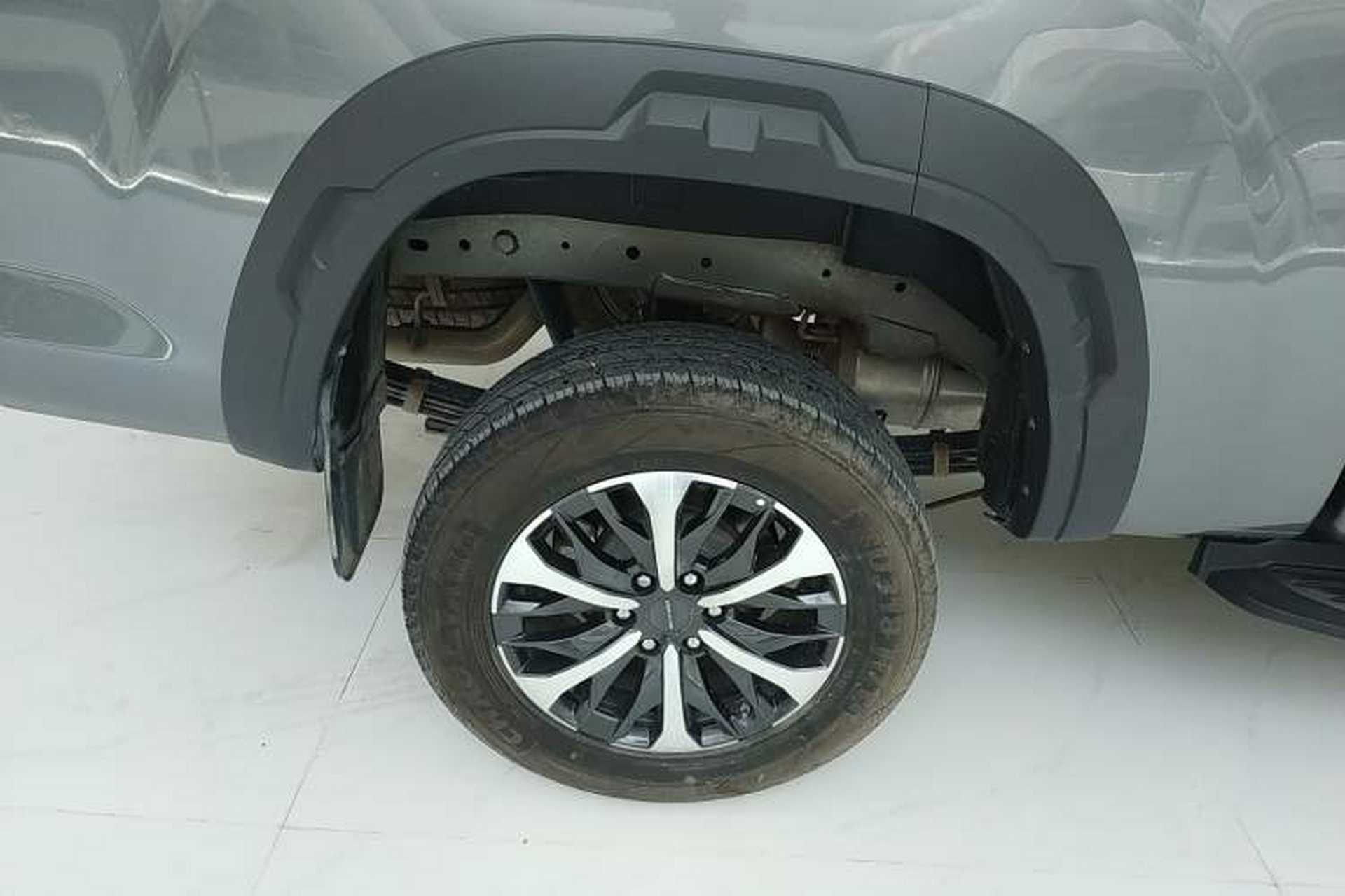 Used SAIC MAXUS Xingji 2023 Starry L 2.0T Diesel Manual 4x4 Elite Edition Long Bed Right Rear Wheel Hub
