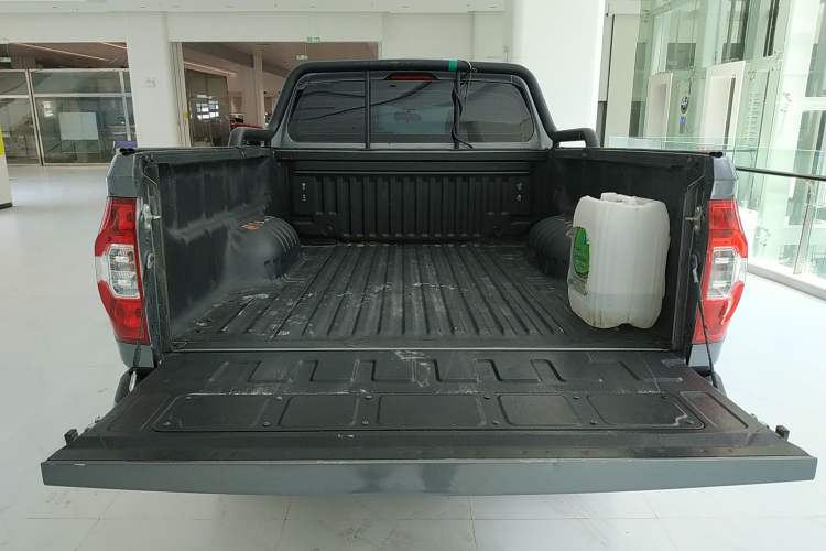 Used SAIC MAXUS Xingji 2023 Starry L 2.0T Diesel Manual 4x4 Elite Edition Long Bed Trunk