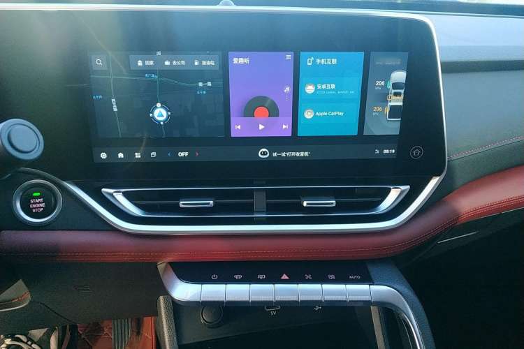 Used SAIC MAXUS Xingji 2023 Starry R 2.0T Automatic Diesel 2WD Luxury Edition Long-Box Model Audio And AC Panel